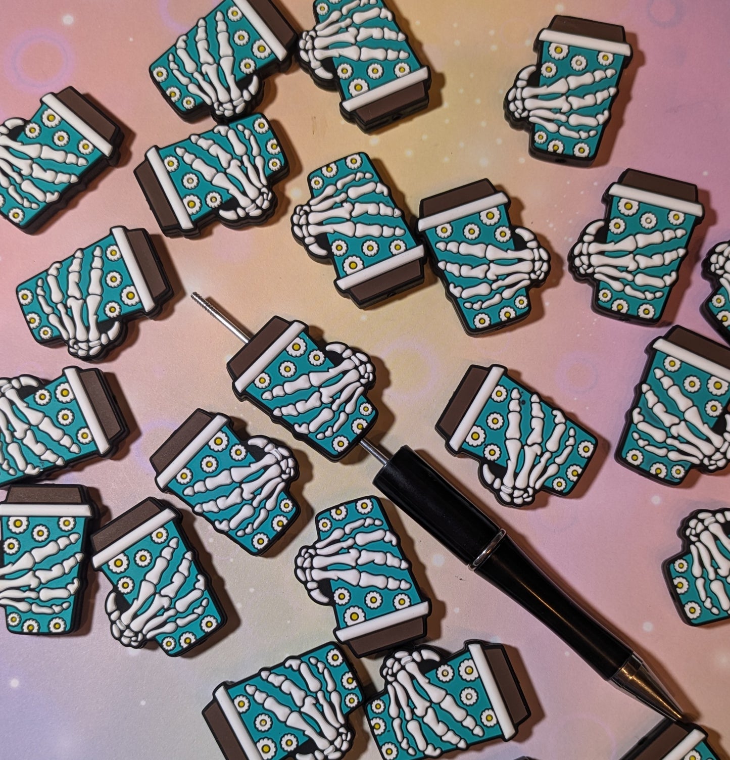 S73  Silikonperle / Focals Skellethand mit Kaffee türkis Becher mit Blumen