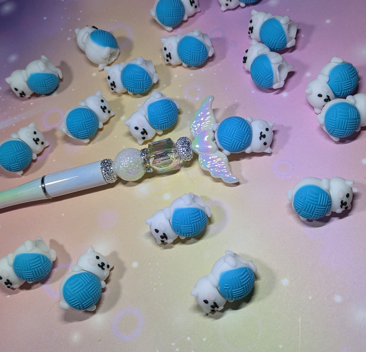 Rentopper / Stiftaufsatz weiße Katze mit blauem Wollknäul