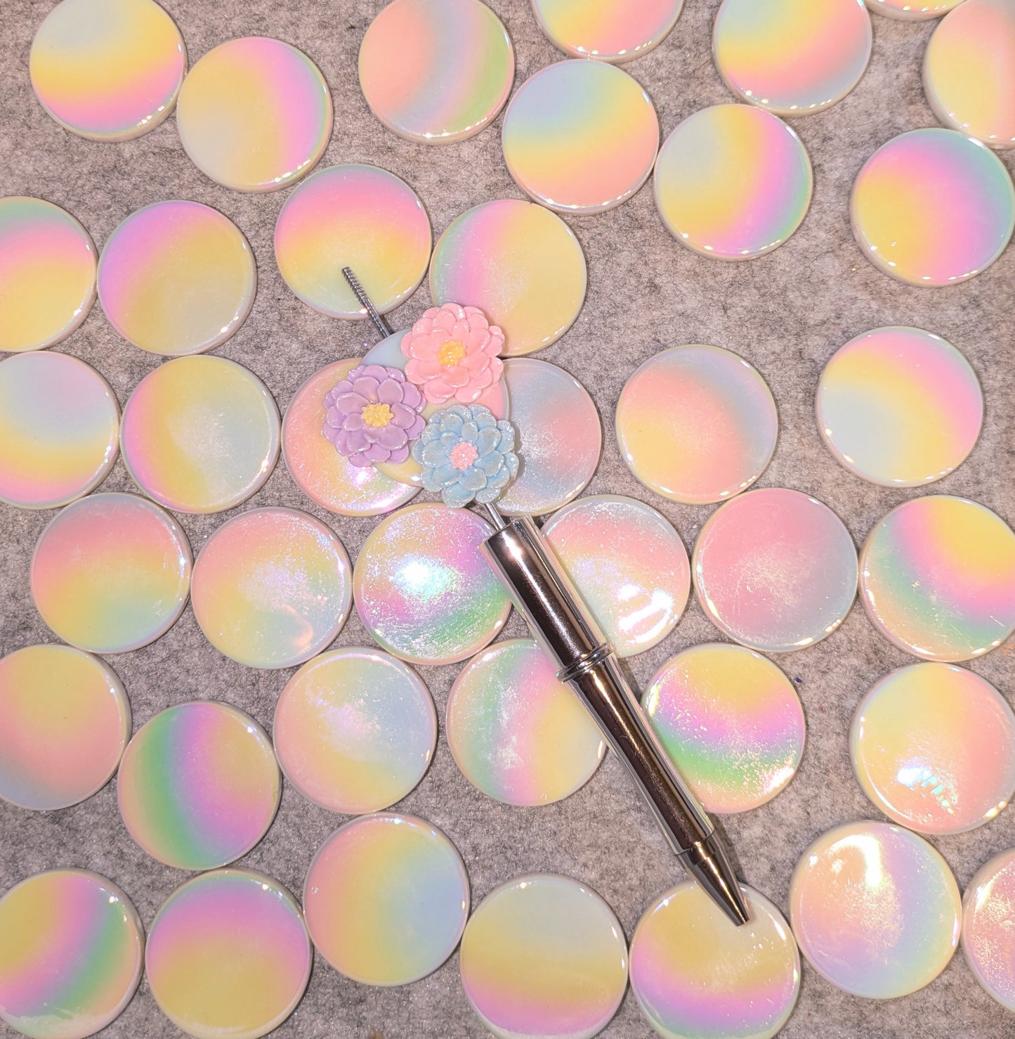 Flache Rúnde Perle mit UV-Glanz zum gestalten mit Charms und Aufklebern