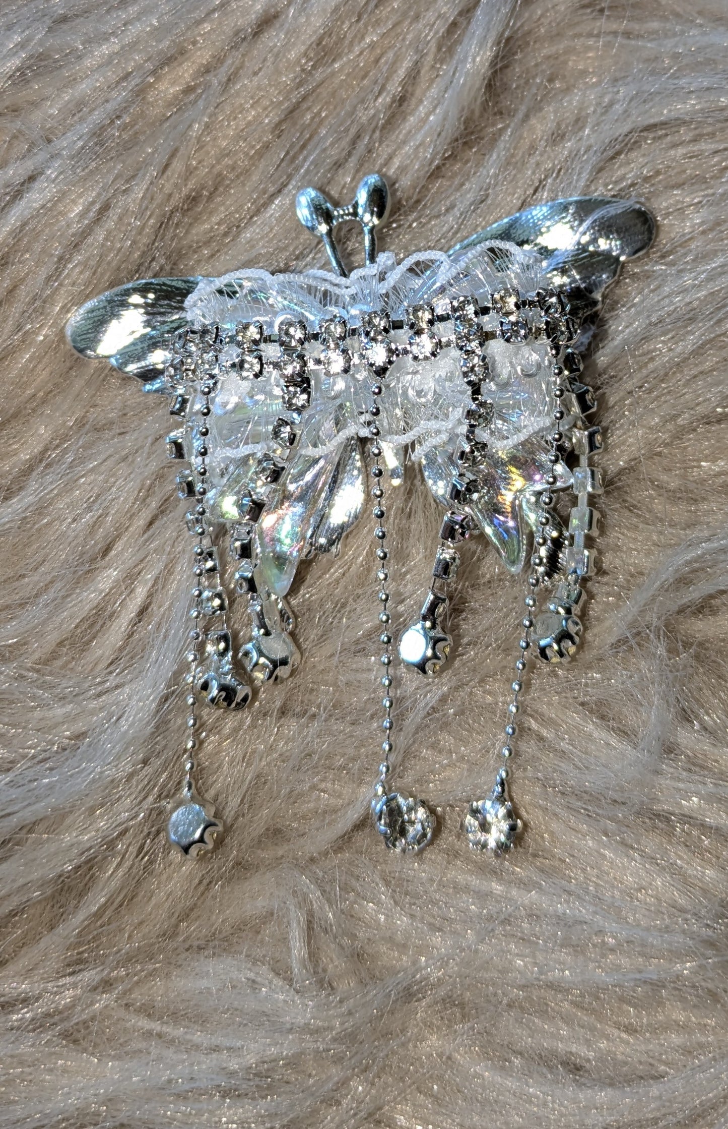 Atemberaubende große Schmetterlingsperle lila