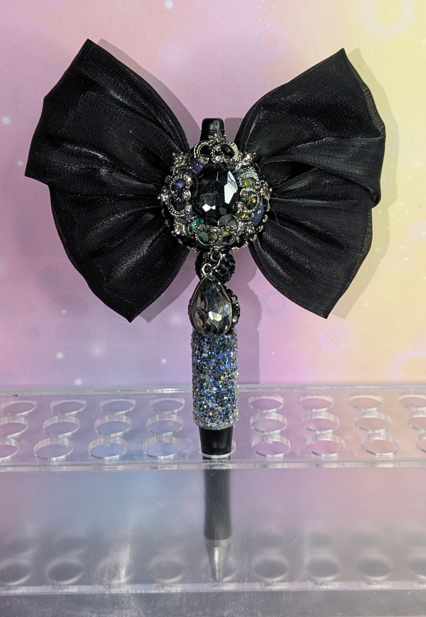 Unikat Luxeriöser Kugelschreiber in schwarz gehalten, Brosche und Samtschleife