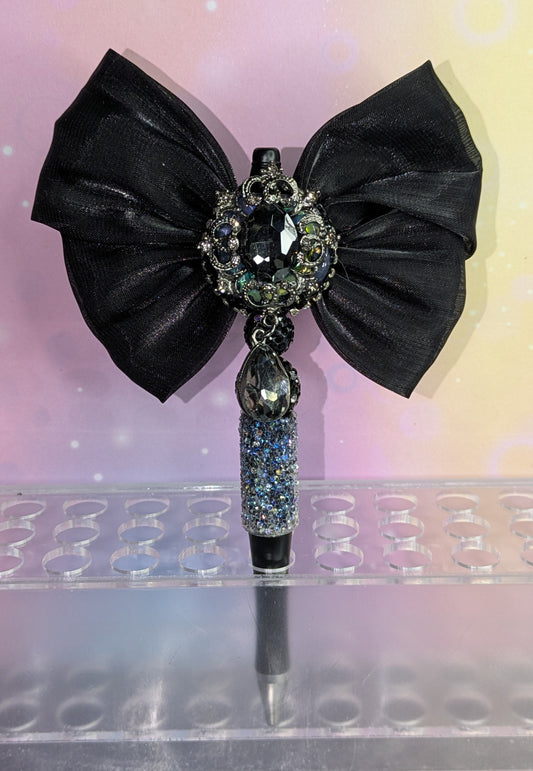 Unikat Luxeriöser Kugelschreiber in schwarz gehalten, Brosche und Samtschleife