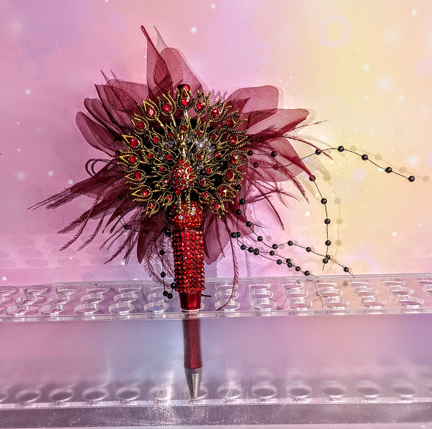 Unikat Goldener Pfau Kugelschreiber mit roten Strasssteinen besetzt und reizender Stoffblüte