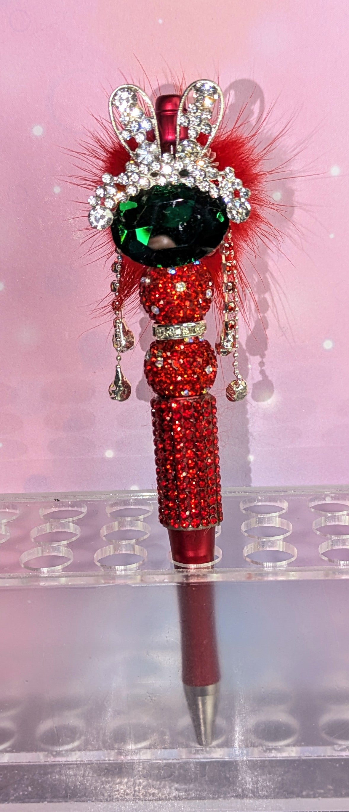Unikat Metall - Hasenkopf Strassbesetzt mit großem Emeraldgrünem Facettiertem Glasstein mit rotem Pompomund Strassperlen