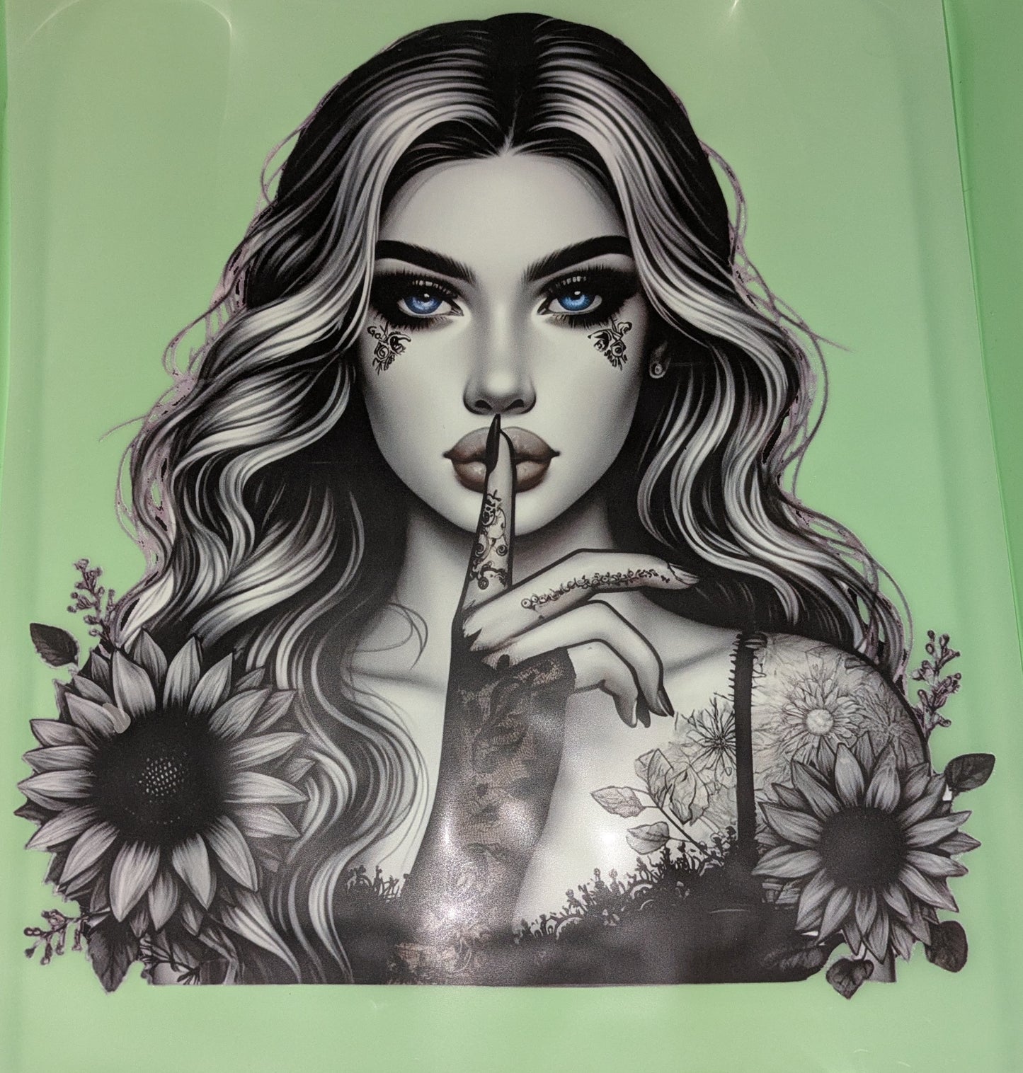 Bügelbild Gr. L " Tatoogirl Psst blaue Augen " GBB000026