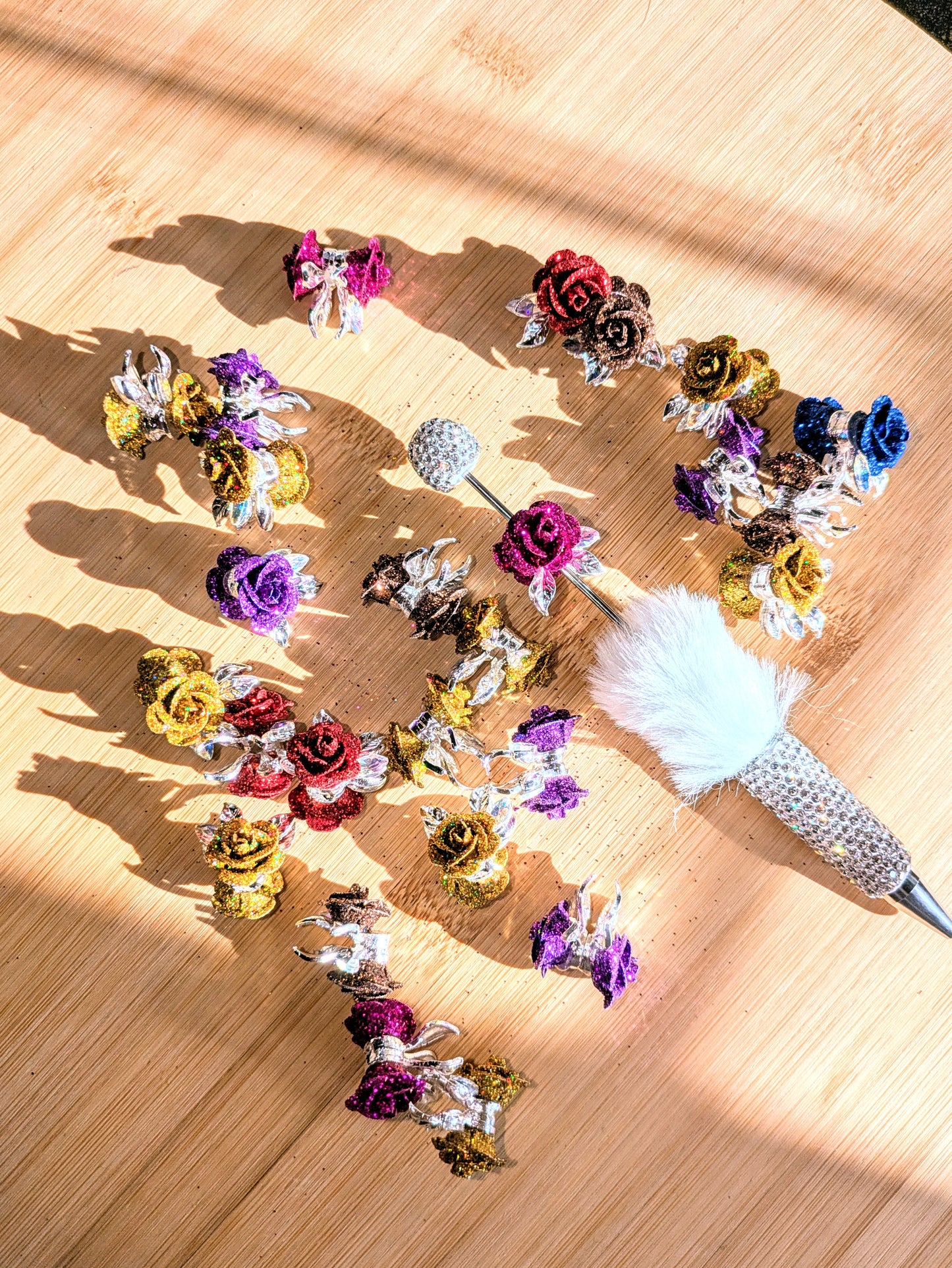 Metallperle Rose mit silbernen Blättern mit Facettierten Glassteinen und Glitzerblüte in verschiedenen Farbgebungen