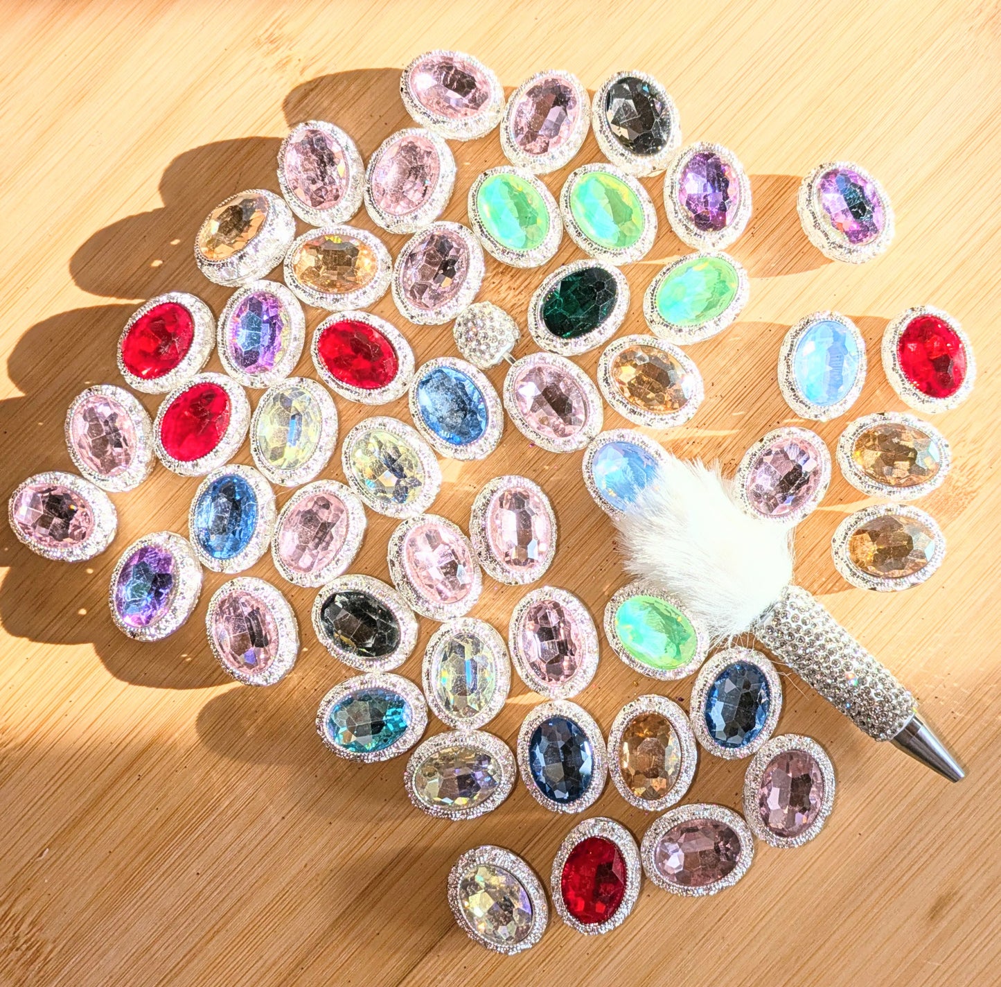 Ovale Metallperle mit großen Facettierten Glassteinen beidseitig in verschiedenen Farben