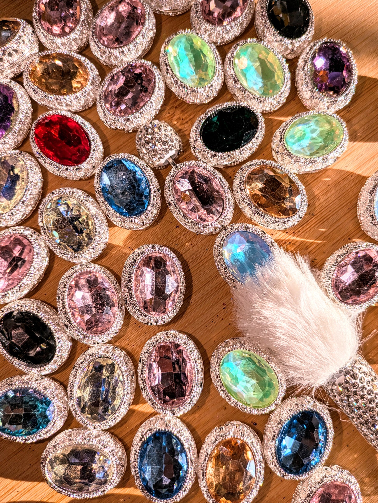 Ovale Metallperle mit großen Facettierten Glassteinen beidseitig in verschiedenen Farben