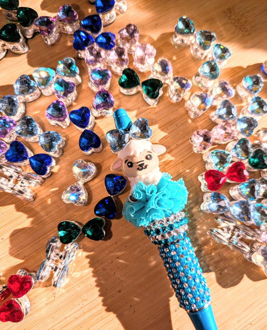 Kleine Metallschleifen mit Funkelnden Facettierten Glassteinen besetzt in verschiedenen Farben