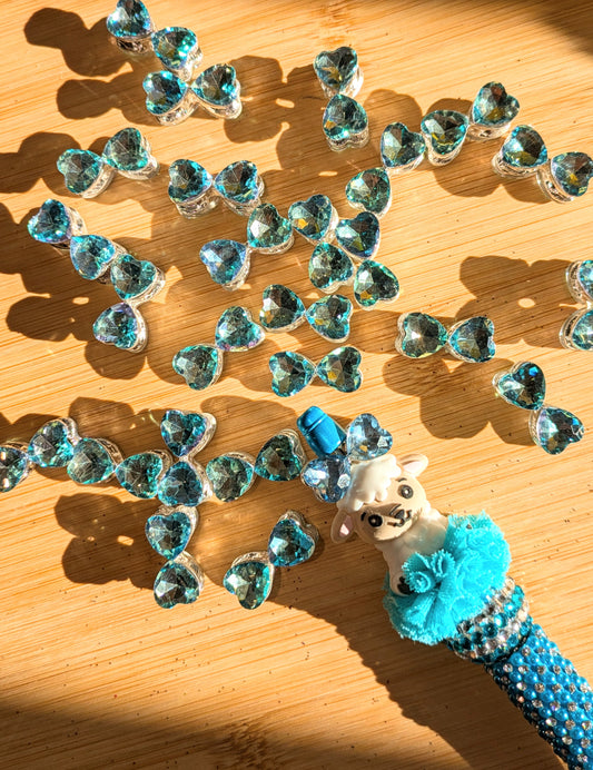 Kleine Metallschleifen mit Funkelnden Facettierten Glassteinen besetzt in blau