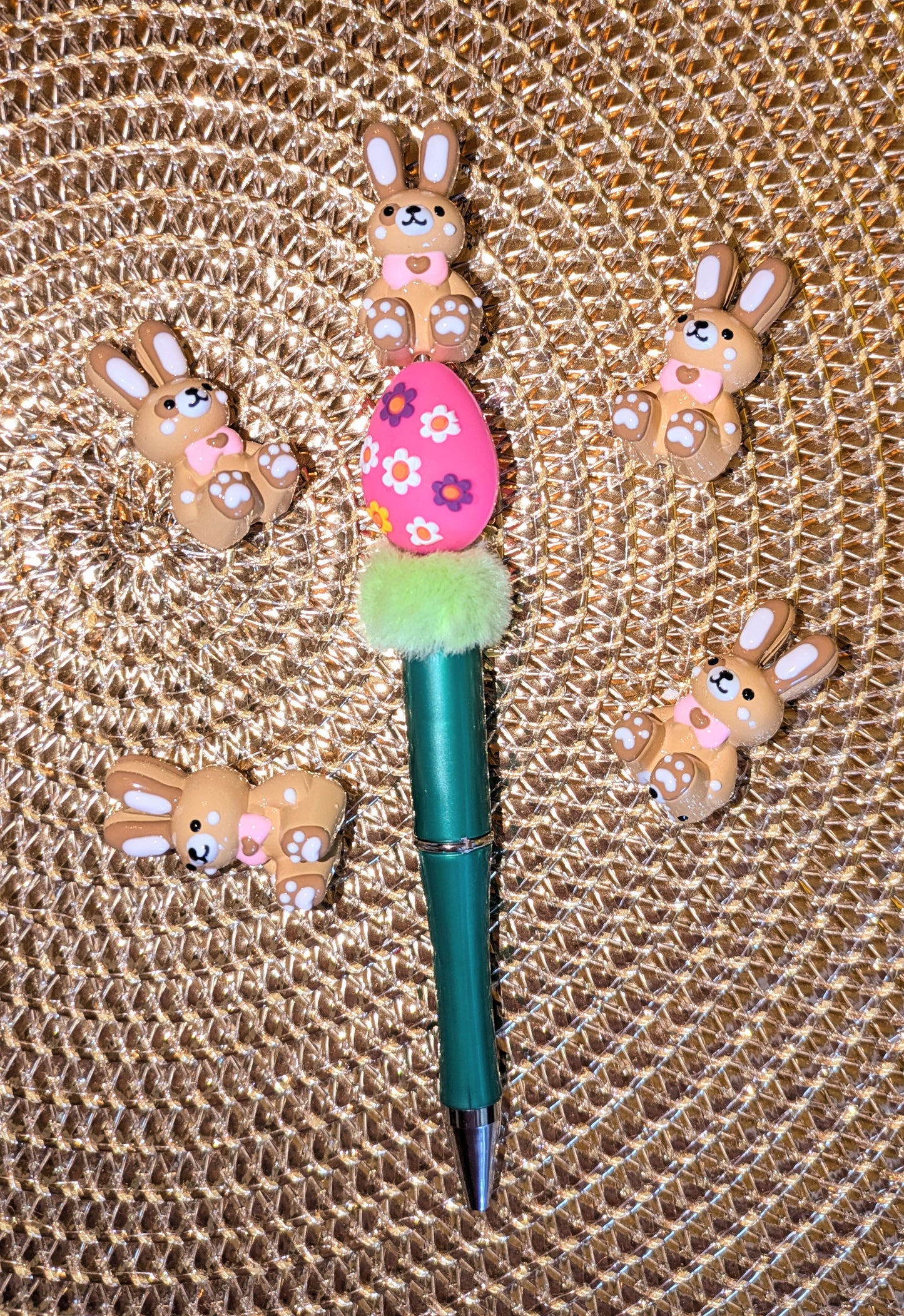 Handbemalter Hase Perle in braun Osterhase mit rosa Schleife