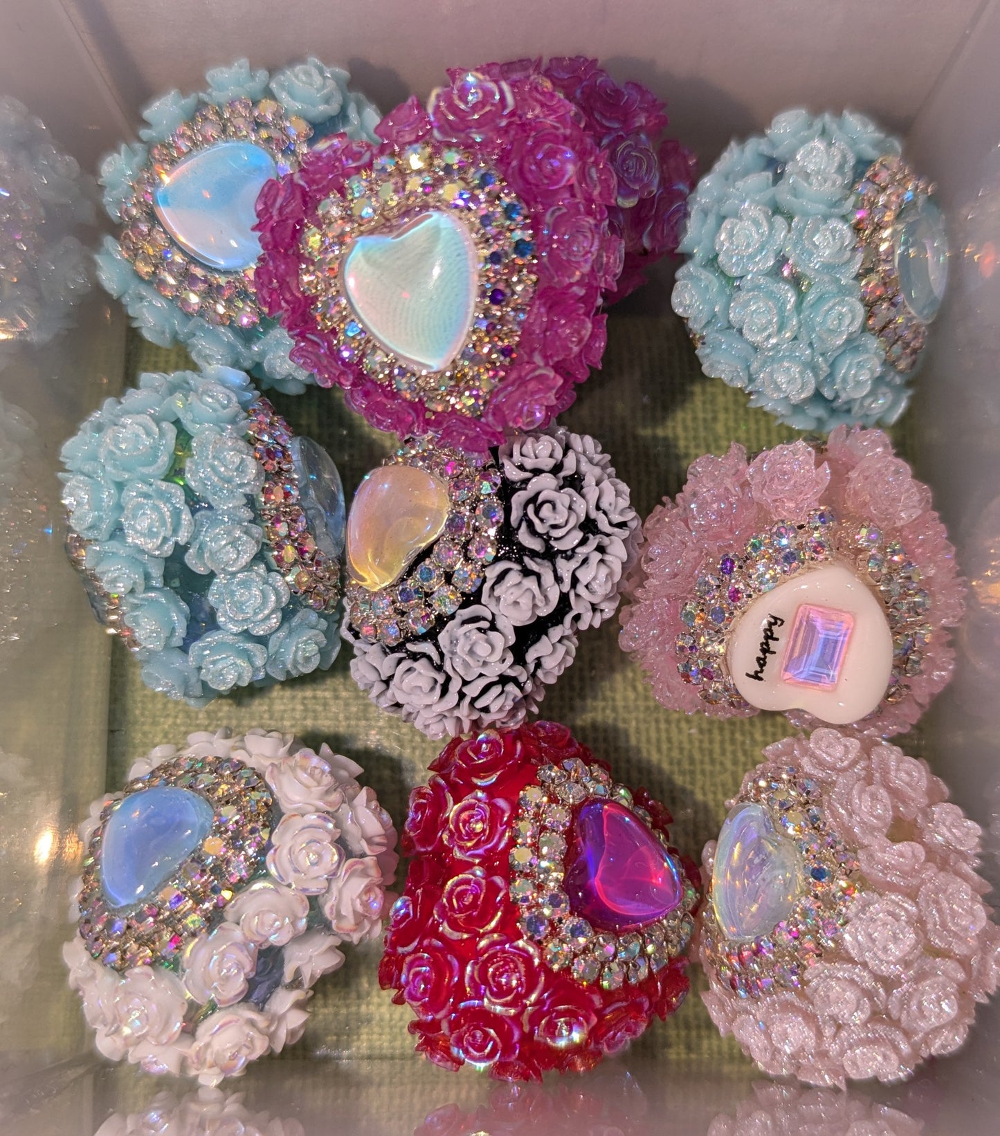 Herzen mit kleinen Rosen, Glasherzen und Strass in verschiendenen Farben