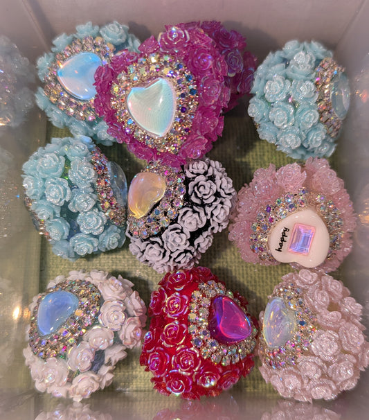 Herzen mit kleinen Rosen, Glasherzen und Strass in verschiendenen Farben