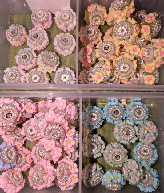 20 mm Blumenperlen mit Strass in verschiedenen Farben