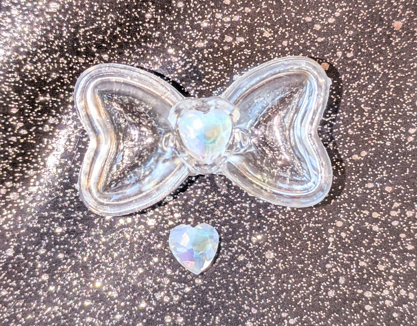 Befüllbere Transparente Plastik Schleife als Perle zu Verwenden mit 2 Glasherzen