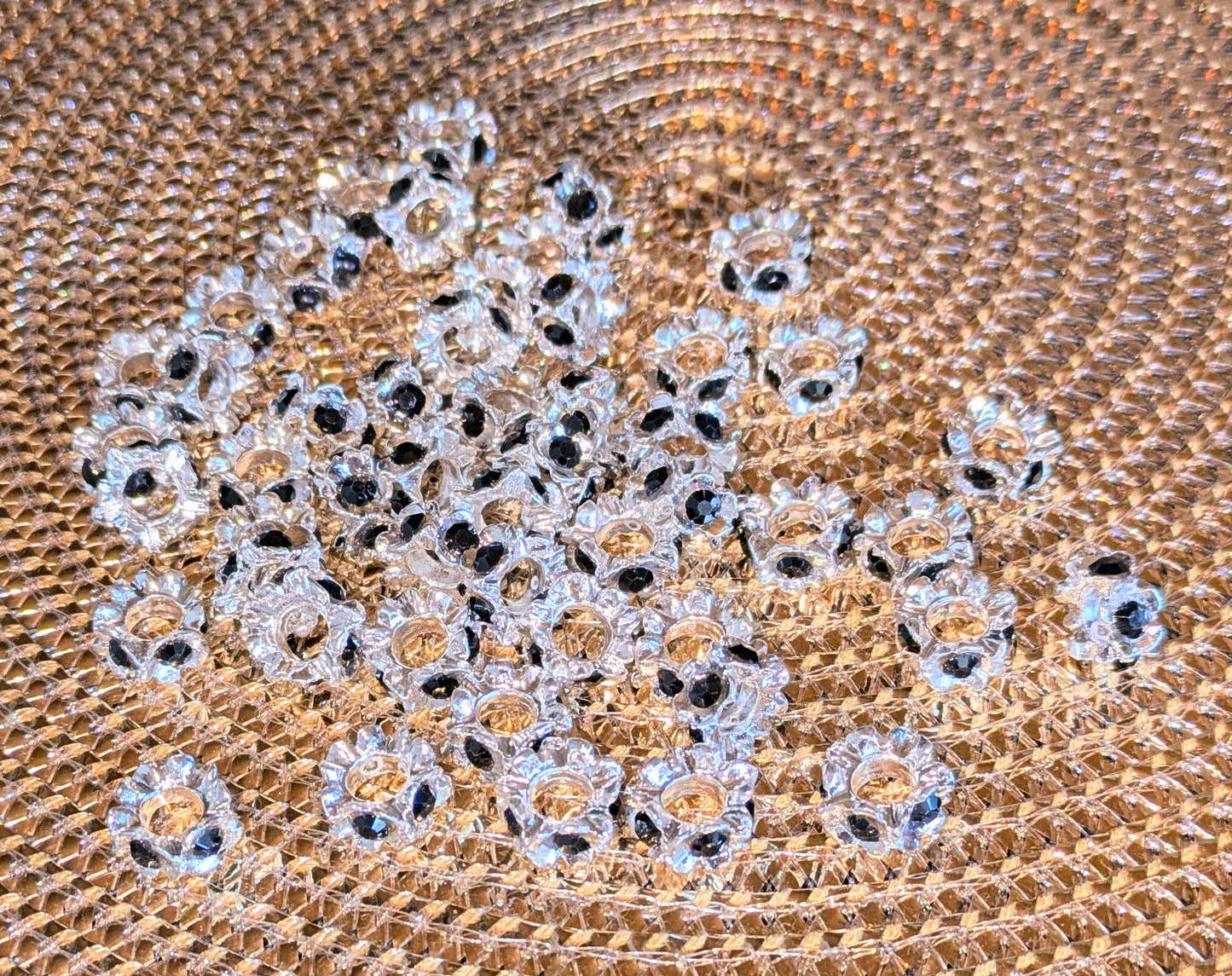 große Blüten Spacer in silber und anthrazit mit farbigen Strasssteinen