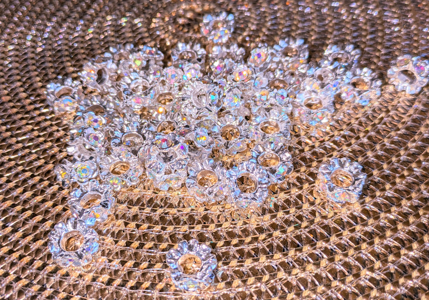 große Blüten Spacer in silber und anthrazit mit farbigen Strasssteinen