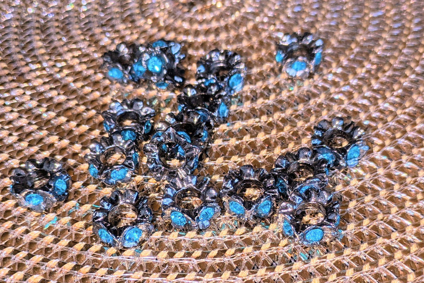 große Blüten Spacer in silber und anthrazit mit farbigen Strasssteinen