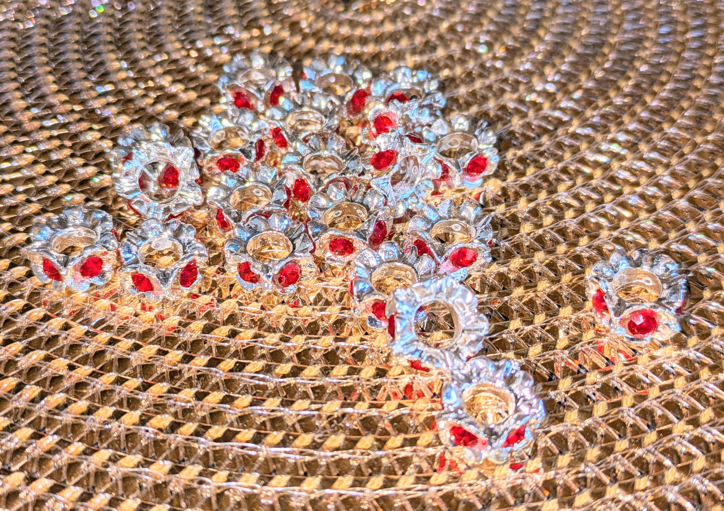 große Blüten Spacer in silber und anthrazit mit farbigen Strasssteinen