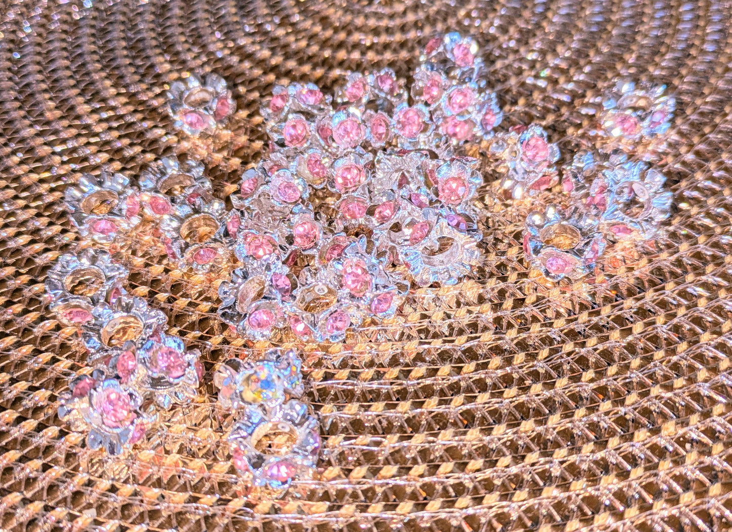 große Blüten Spacer in silber und anthrazit mit farbigen Strasssteinen