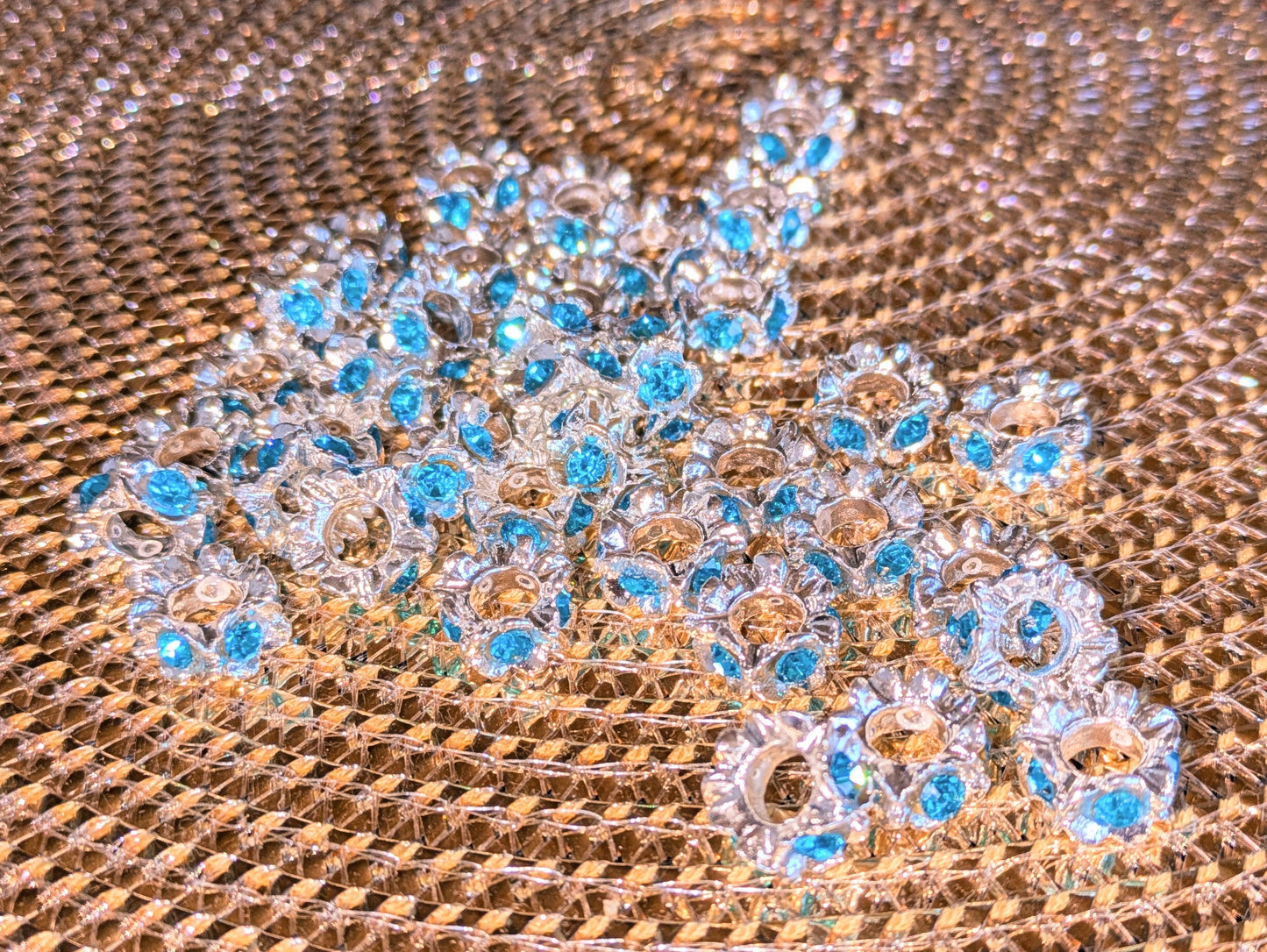 große Blüten Spacer in silber und anthrazit mit farbigen Strasssteinen