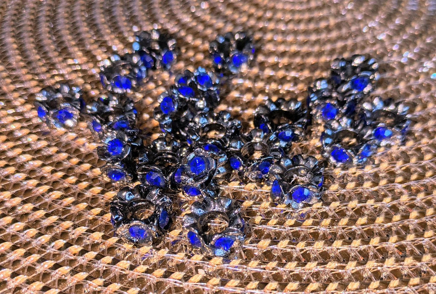 große Blüten Spacer in silber und anthrazit mit farbigen Strasssteinen