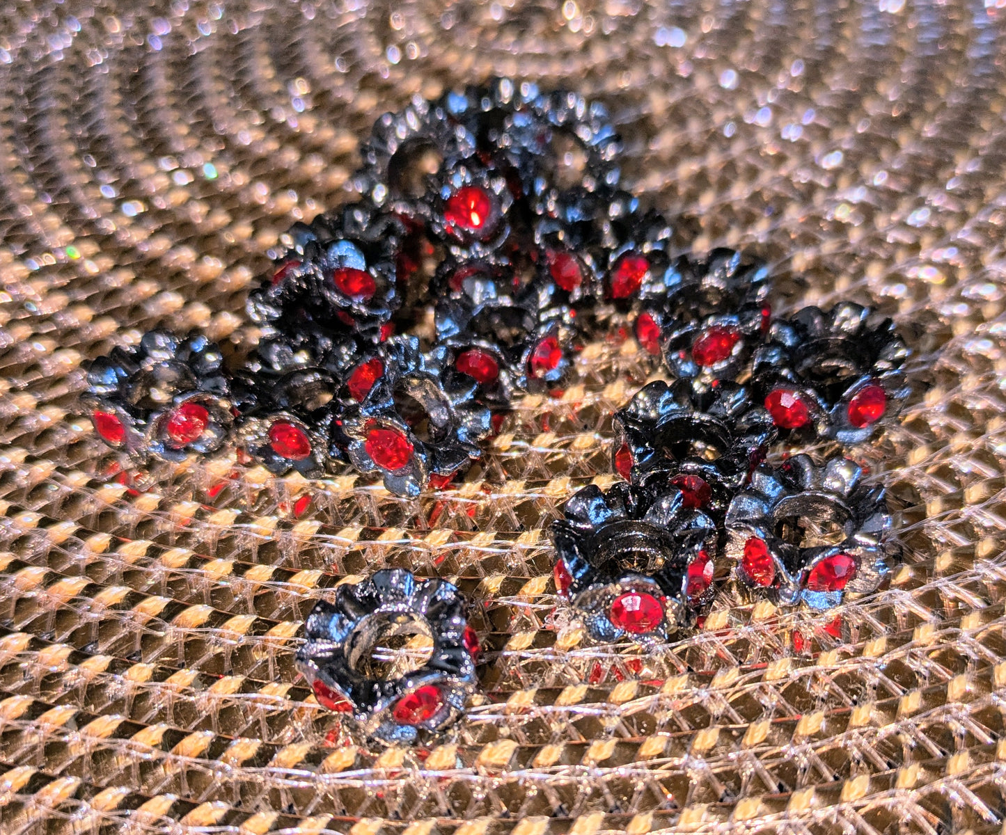 große Blüten Spacer in silber und anthrazit mit farbigen Strasssteinen