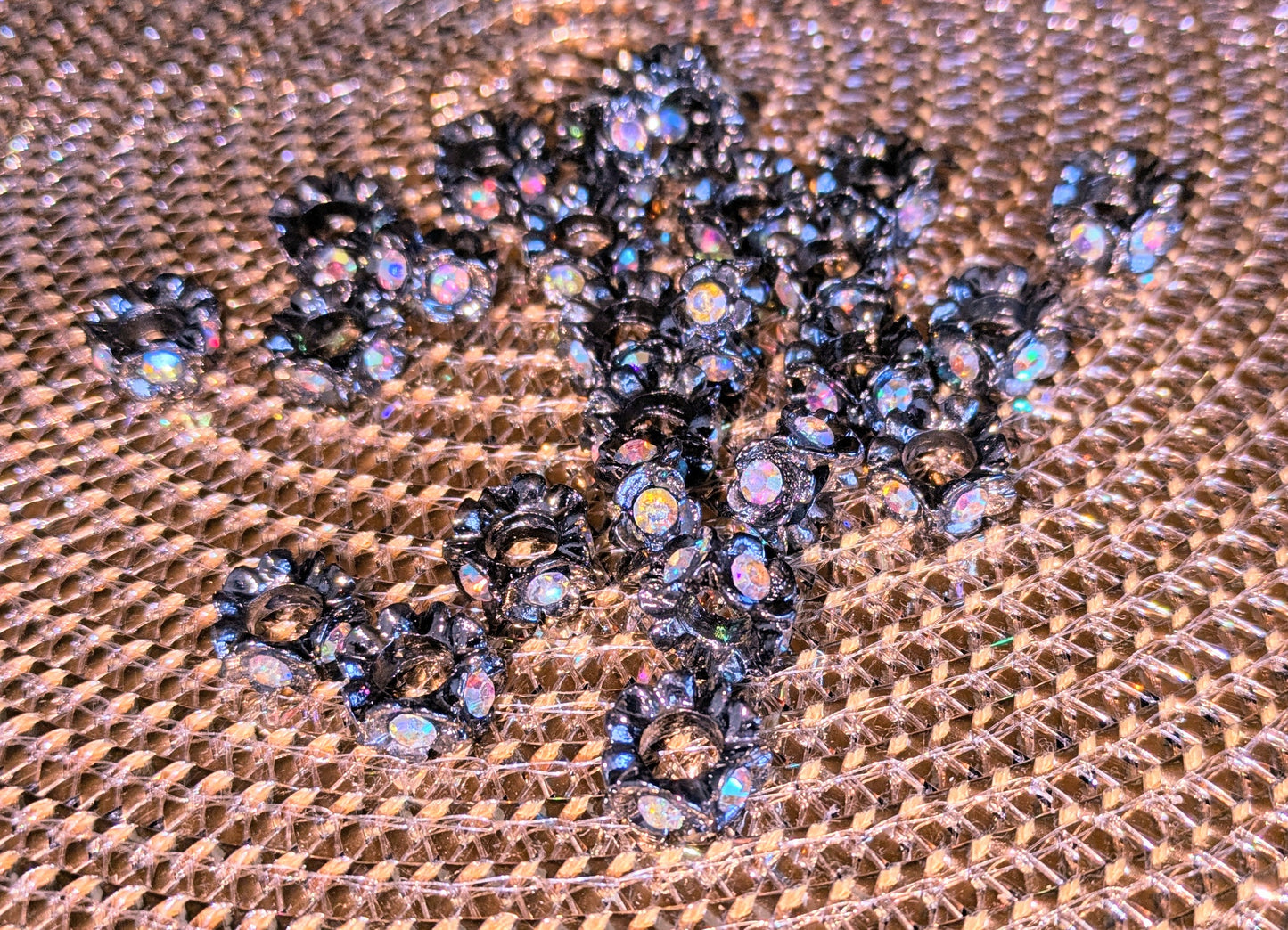 große Blüten Spacer in silber und anthrazit mit farbigen Strasssteinen