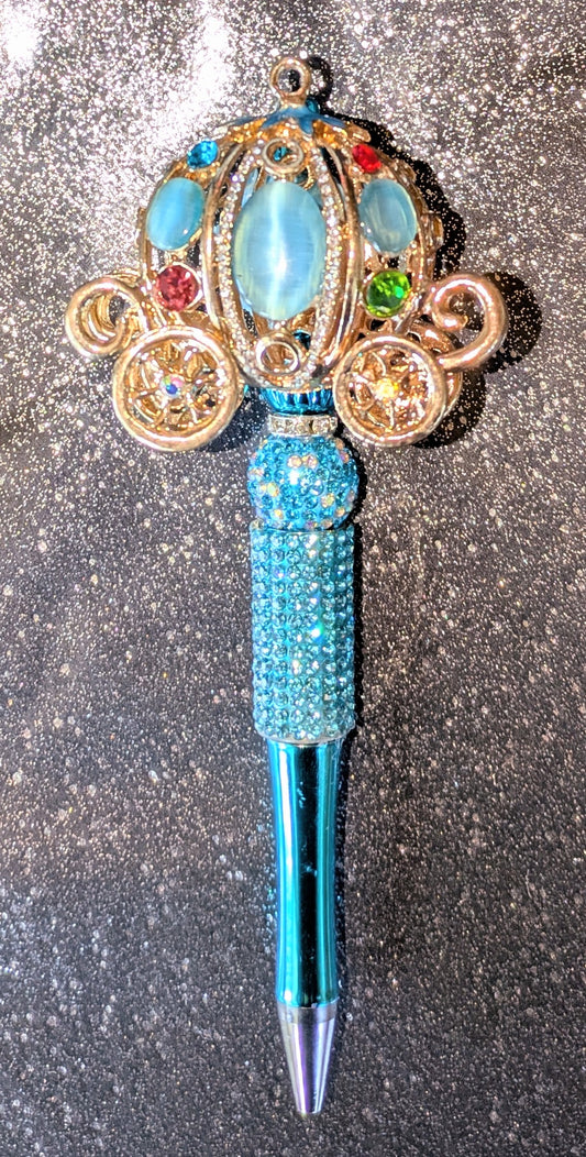 Handgestalteter Kugelschreiber mit Goldener Kutsche, Glassteinen, beweglichen Rädern in blau gehalten