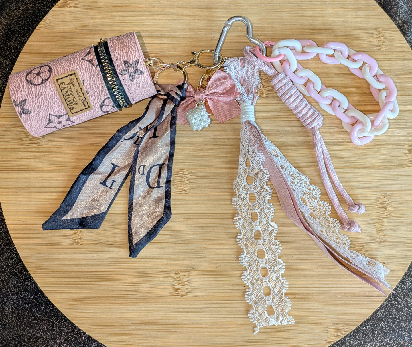 Taschenbaumler mit Lippenstift Tasche in Rosa