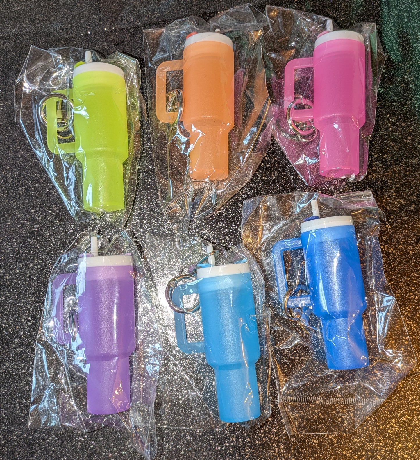 Nachtleuchtende Mini Tumbler Anghänger in verschiedenen Farben