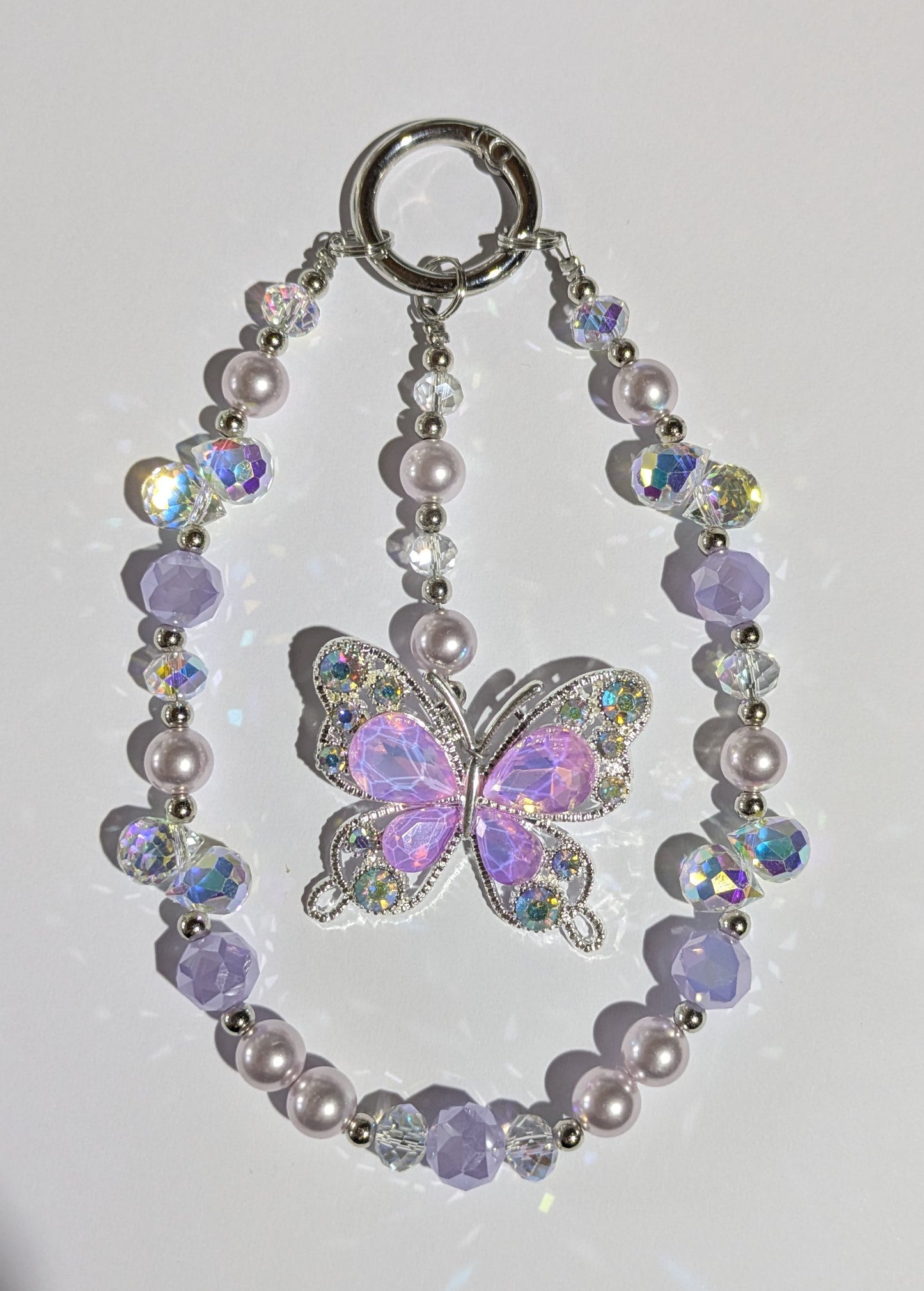 Hochwertige Handykette aus Glas- und Metallperlen in Flieder mit XXL Schmetterlingsperle
