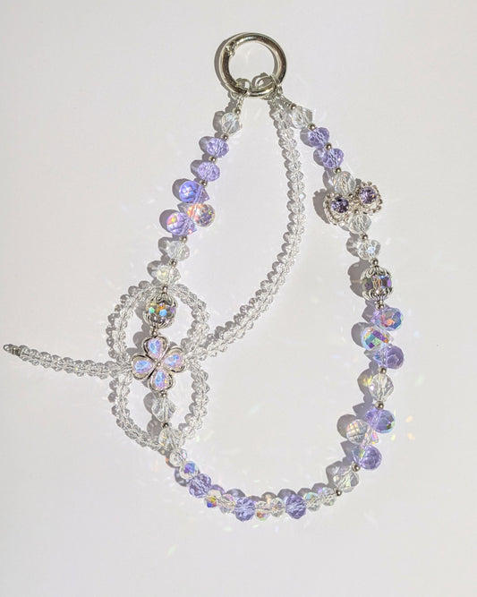 Hochwertige Handykette aus Glas- und Metallperlen in lila mit vielblättrigem Kleeblatt