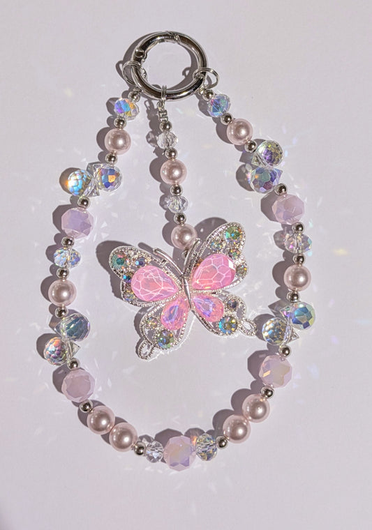 Hochwertige Handykette aus Glas- und Metallperlen in rosa mit großer Metallschmetterlingsperle