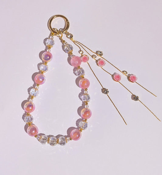 Hochwertige Handykette aus Glas- und Metallperlen in rosa Glitzer mit Rosen-Strassanhänger