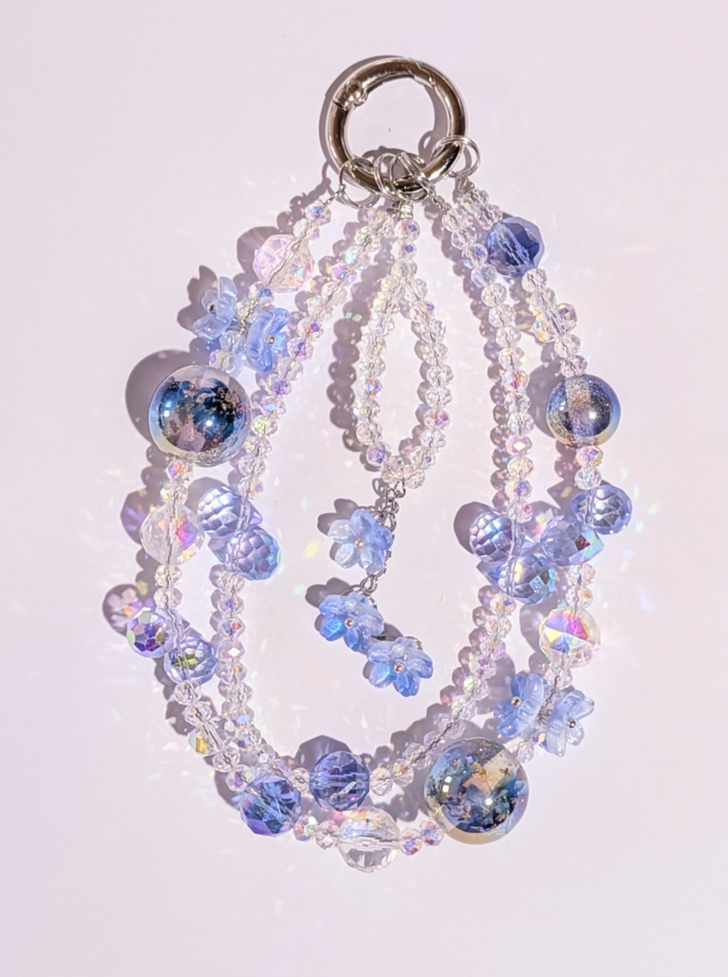 Hochwertige Handykette aus Glas- und Metallperlen in klar blau mit Blütenperlen und vielen Details