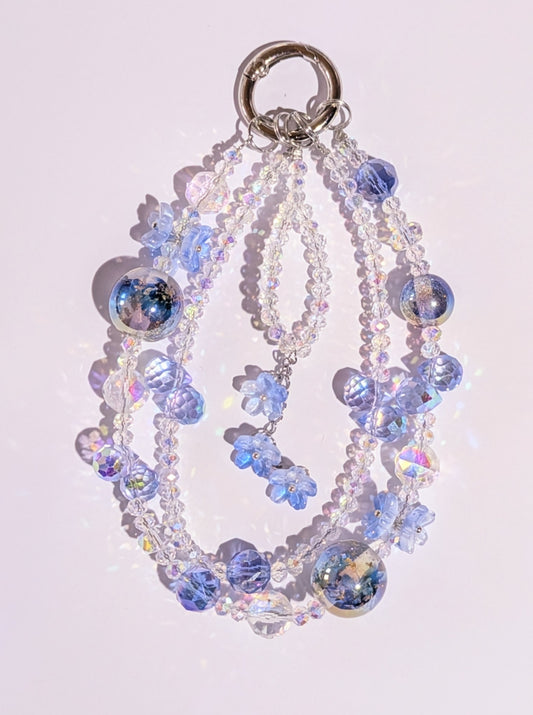 Hochwertige Handykette aus Glas- und Metallperlen in klar blau mit Blütenperlen und vielen Details