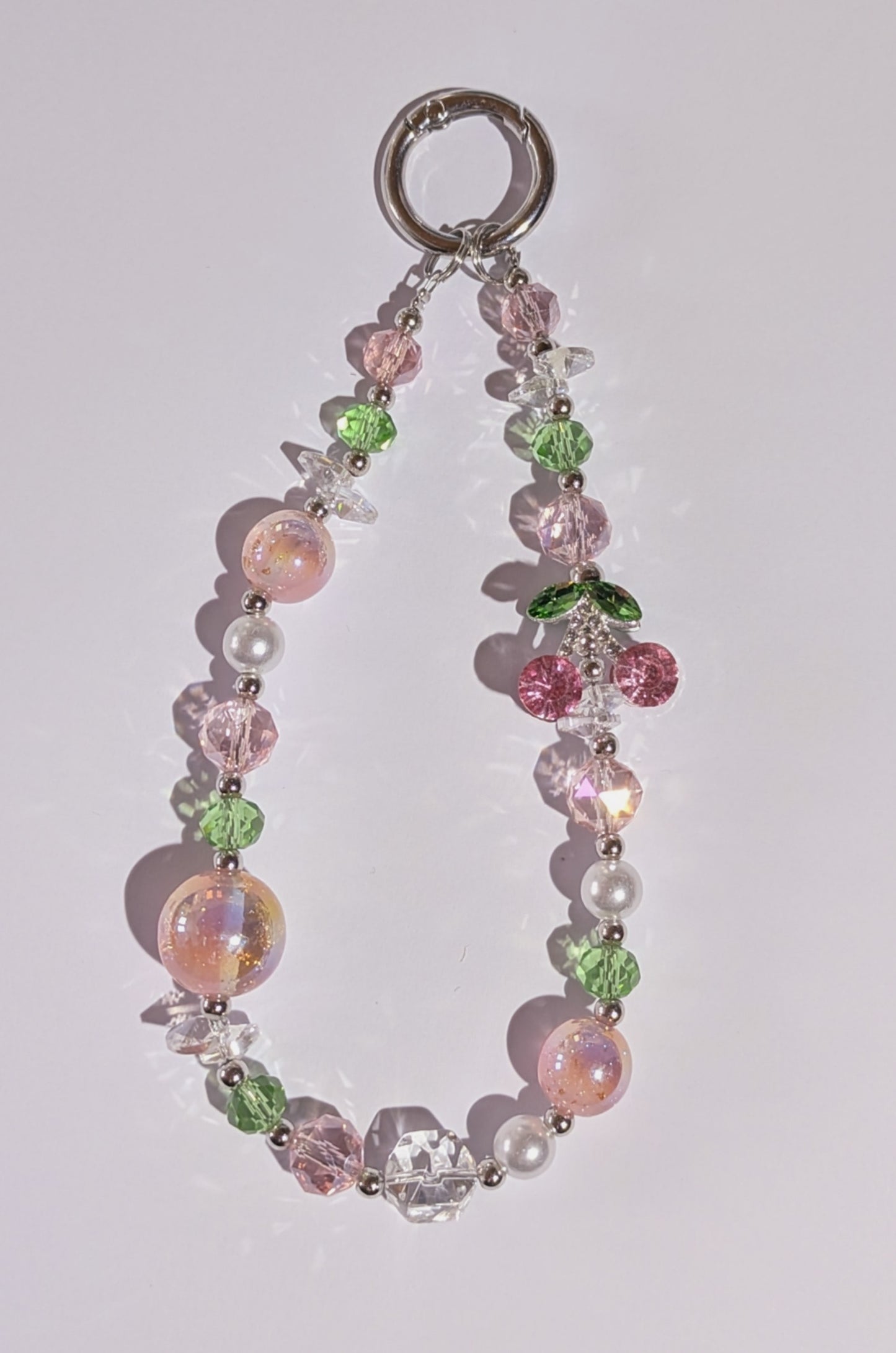 Hochwertige Handykette aus Glas- und Metallperlen in Rosa grün mit Kirschanhänger