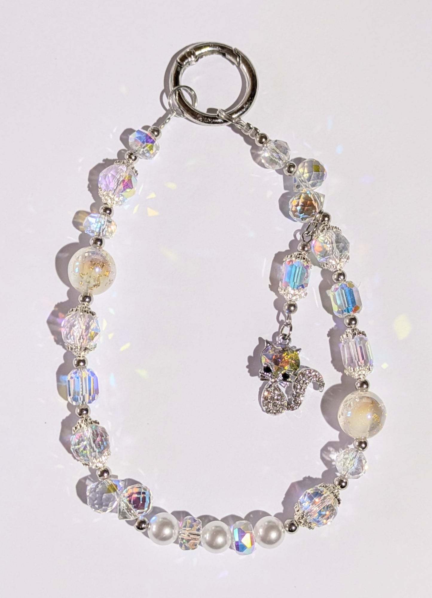 Hochwertige Handykette aus Glas- und Metallperlen in klar mit niedlicher Katzenperle