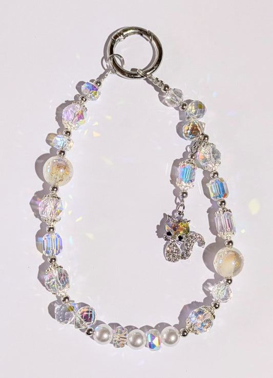 Hochwertige Handykette aus Glas- und Metallperlen in klar mit niedlicher Katzenperle