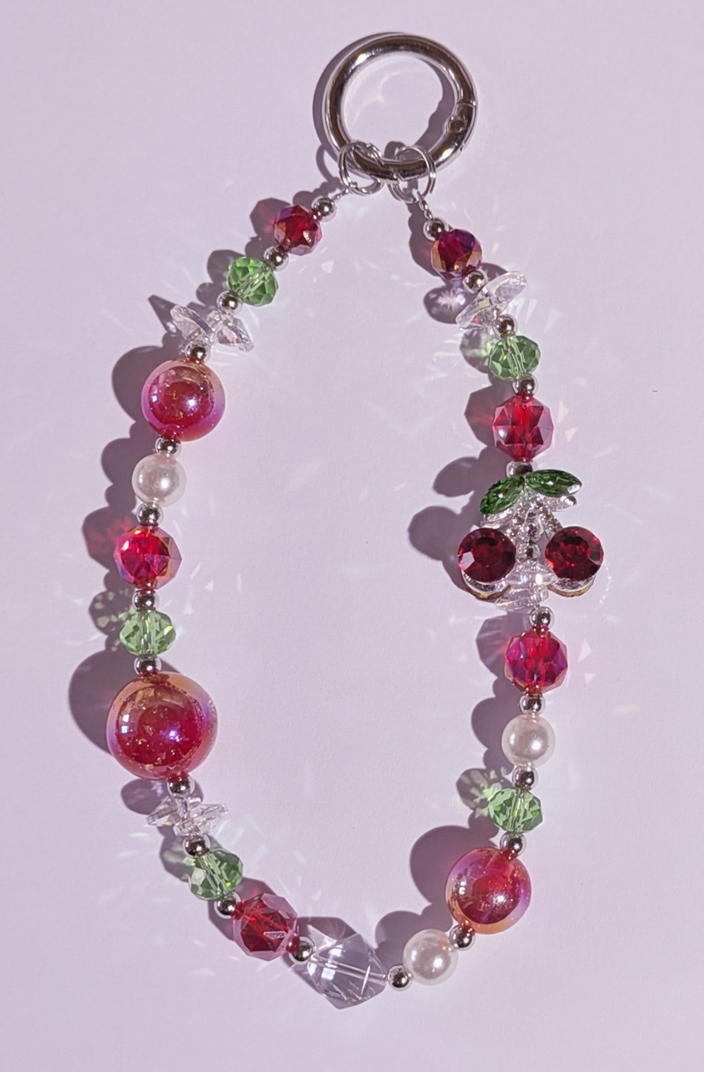 Hochwertige Handykette aus Glas- und Metallperlen in Rot mit Metallkirschperle