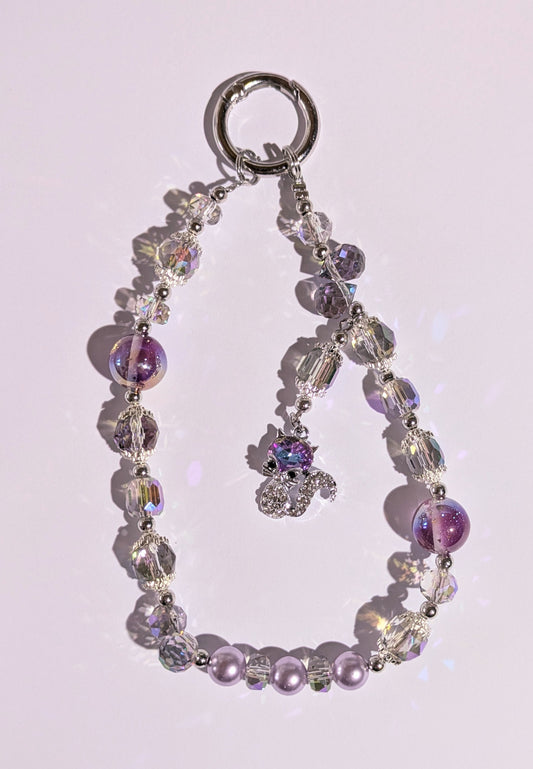 Hochwertige Handykette aus Glas- und Metallperlen in lila mit Metallkatzen Perle