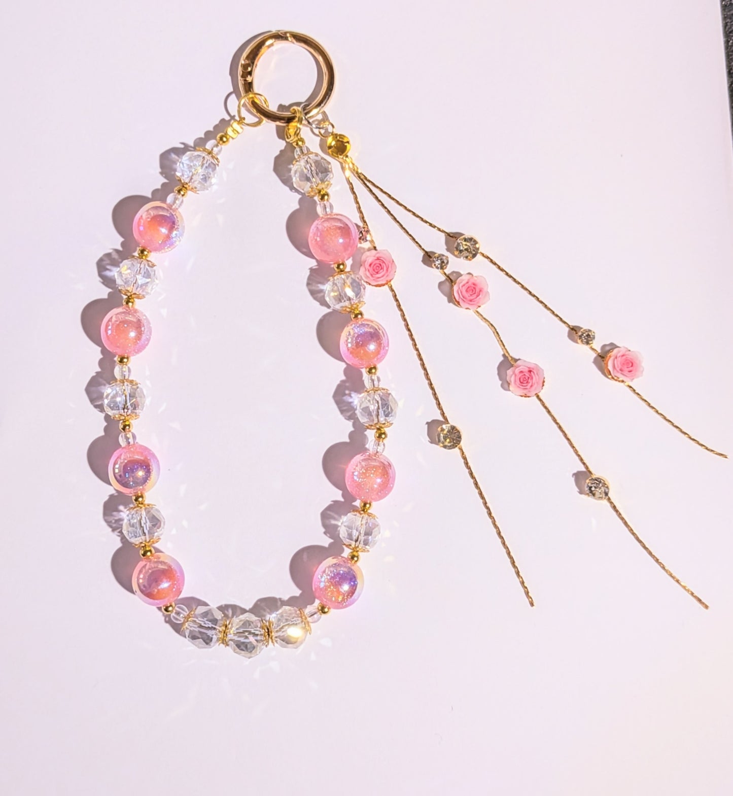 Hochwertige Elegante Handykette aus Glas- und Metallperlen in klar rosa gold mit Strass-Rosenanhänger