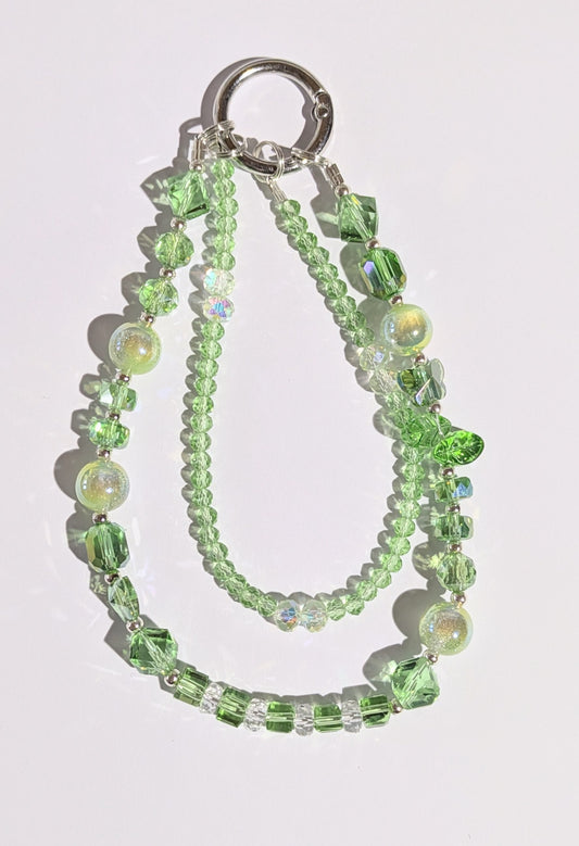 Hochwertige Elegante Doppelläufige Handykette aus Glas- und Metallperlen in grün