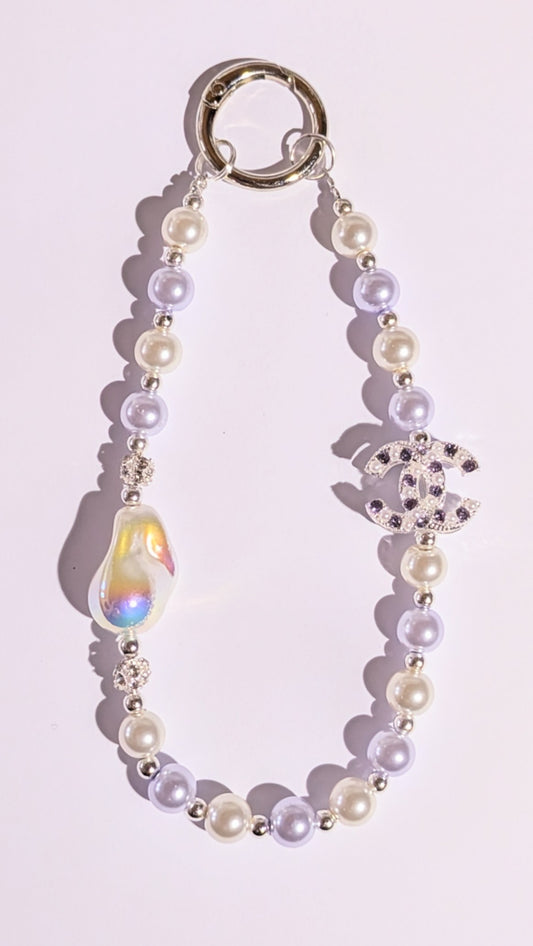 Hochwertige Elegante Handykette aus Glas- und Metallperlen in silber weiß mit C Metallanhänger