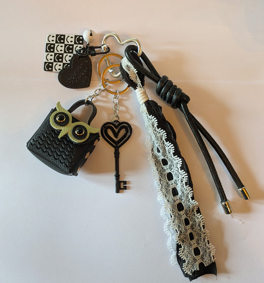 Taschenbaumler mit Taschen Eule und Zahlreichen Details schwarz weiß