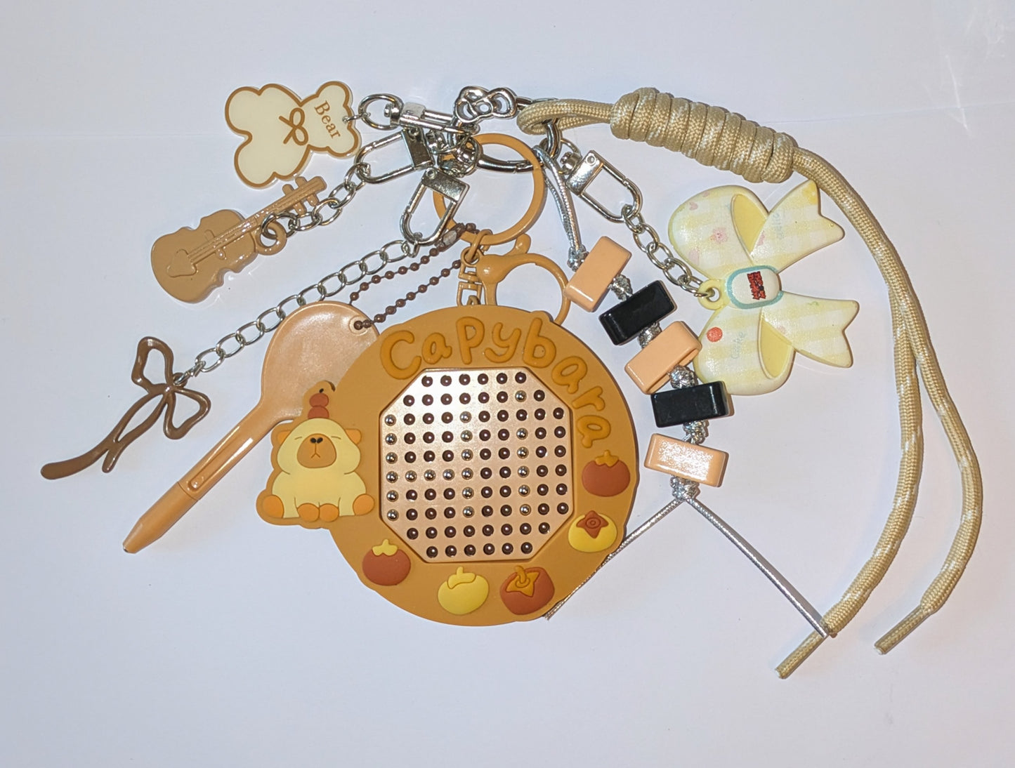 Taschenbaumler mit Capybara Metallkugel Schreibtafel in braun mit vielen Details