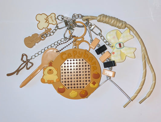 Taschenbaumler mit Capybara Metallkugel Schreibtafel in braun mit vielen Details