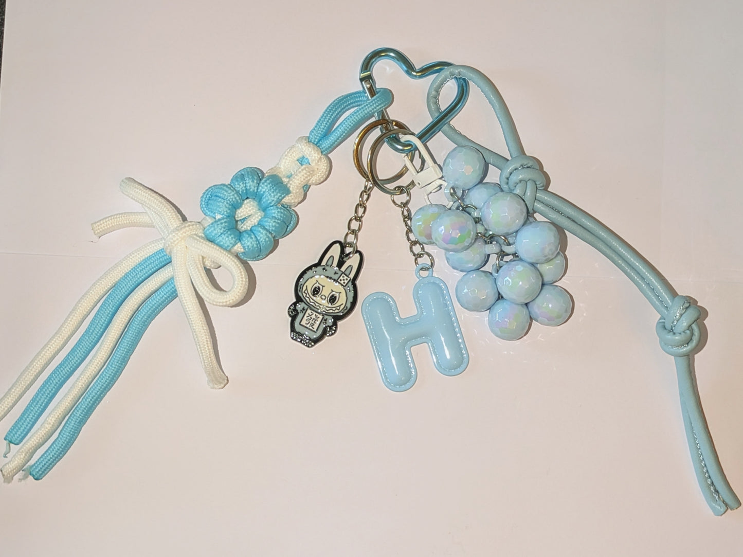 Taschenbaumler mit Labubu-Anhänger in blau