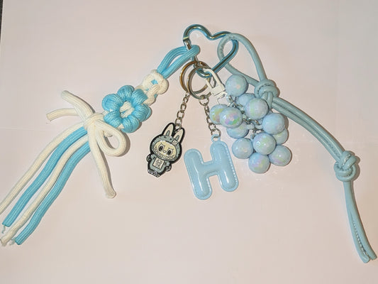 Taschenbaumler mit Labubu-Anhänger in blau